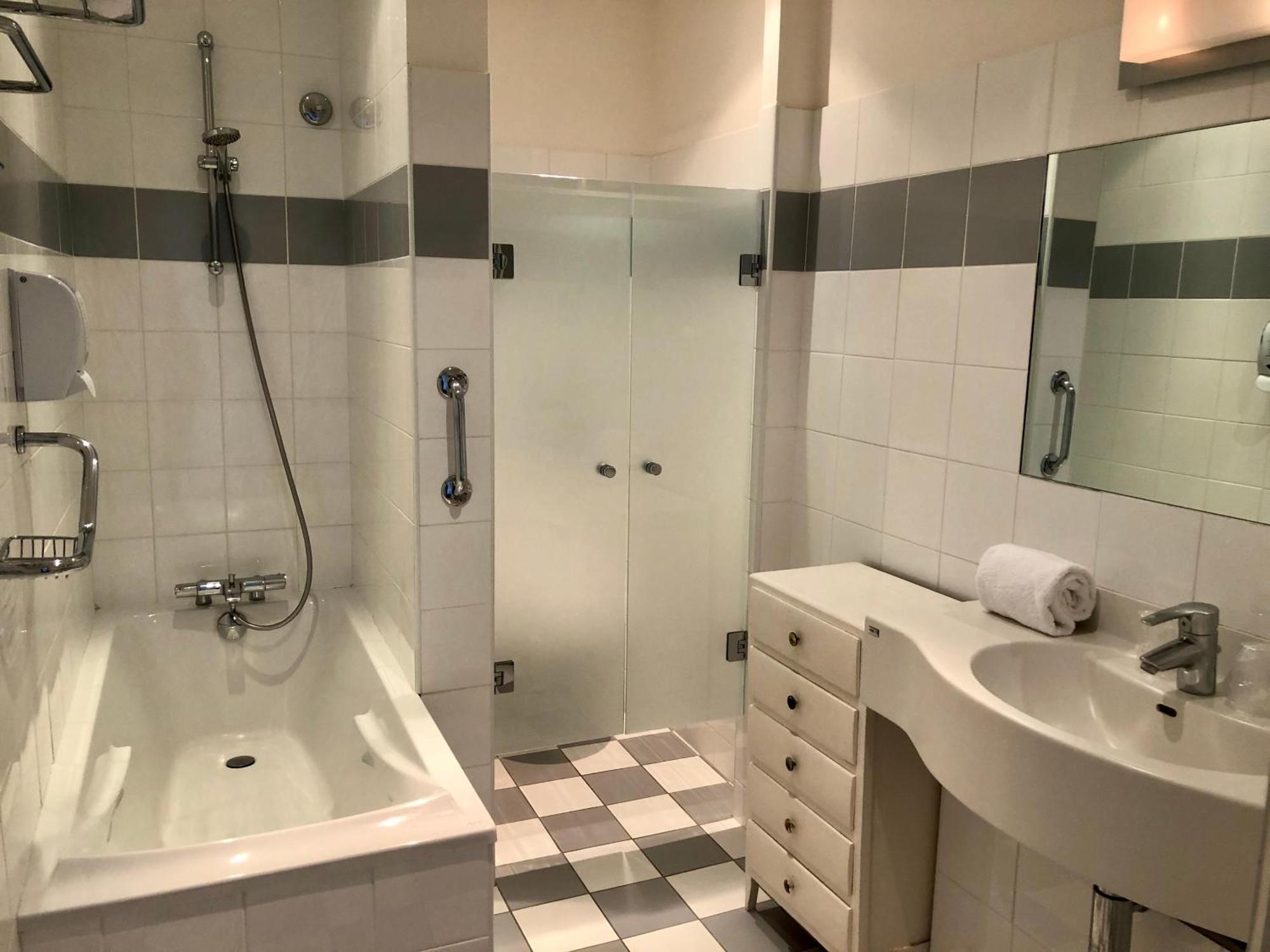 Double or Twin Room with Sea View,1540085122:JPEG